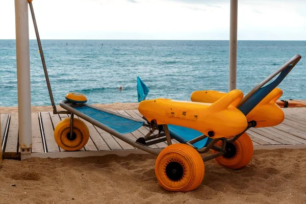 Amphibious chair that makes it possible for people with reduced mobility to enjoy bathing on the beach.