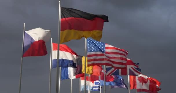 Εθνικές Σημαίες Που Ανεμίζουν Στον Αέρα — Αρχείο Βίντεο