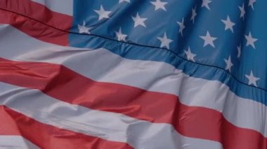 Ulusal Amerikan bayrağı rüzgarda dalgalanıyor..