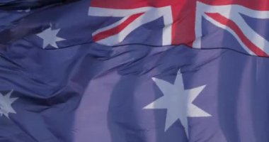 Ulusal Avustralya bayrağı rüzgarda dalgalanıyor.