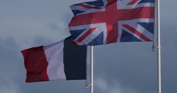 Nationella Brittiska Och Franska Flaggorna Vinkar Vinden — Stockvideo