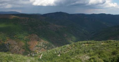 Salides geçidine yakın Mont Aigoual 'a, Cevennes' e, Fransa 'ya giden yol tırmanışı..