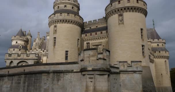 フランス オワーズ県ピエールフォンス中世の城 — ストック動画