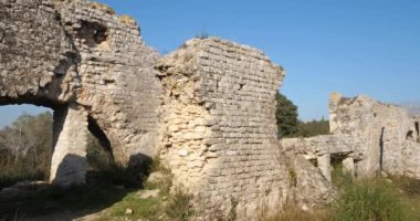Barbekü su kemeri, Fontvielle 'deki Roma harabeleri, Provence, Güney Fransa
