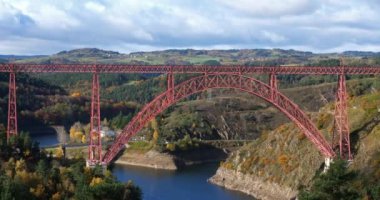Garabit Viaduct, Gustave Eiffel tarafından Truyere Nehri 'nde inşa edilmiş, Cantal Bölümü, Fransa.