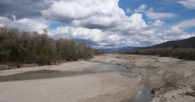 La Durance Nehri. Bahar mevsiminde kuraklık, Alpes de Haute Provence, Fransa.