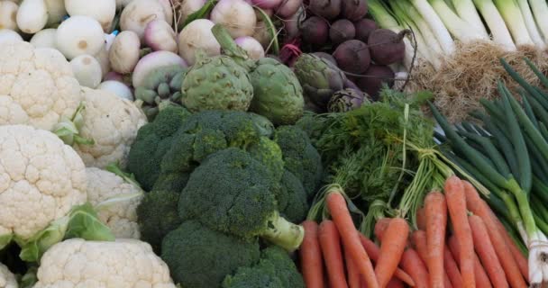 Légumes Frais Sur Étals Dans Marché Sud France — Video