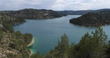Esparron Gölü, Alpes de Haute Provence, Fransa