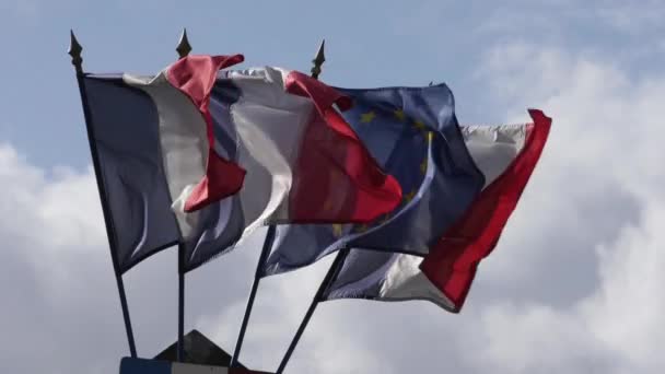Γαλλικές Και Ευρωπαϊκές Σημαίες Κυματίζουν Στον Άνεμο — Αρχείο Βίντεο