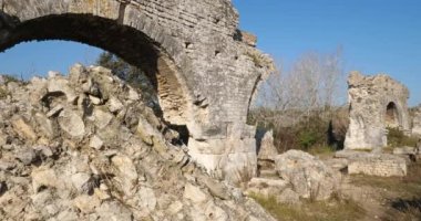 Barbekü su kemeri, Fontvielle 'deki Roma harabeleri, Provence, Güney Fransa