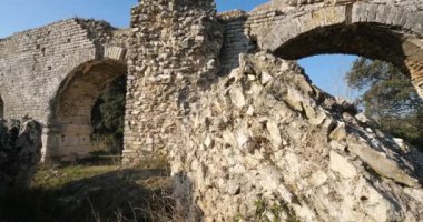 Barbekü su kemeri, Fontvielle 'deki Roma harabeleri, Provence, Güney Fransa