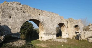 Barbekü su kemeri, Fontvielle 'deki Roma harabeleri, Provence, Güney Fransa