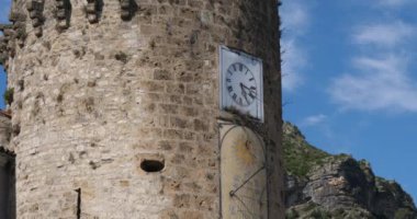 Anduze, Gard, Occitanie, Fransa 'daki kule saati.. 