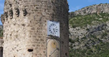Anduze, Gard, Occitanie, Fransa 'daki kule saati.. 