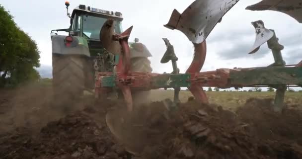 畑を耕すトラクター ブルターニュ フランス — ストック動画