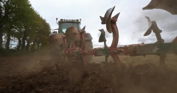 Tractor Arando Campo Bretaña Francia — Vídeo de stock