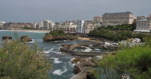 Biarritz 法国巴斯克地区老港口和圣尤金尼教堂 — 图库视频影像