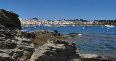 Kadavralar, Katalonya 'daki geleneksel İspanyol balıkçı köyü; İspanya