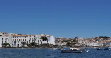 Kadavralar, Katalonya 'daki geleneksel İspanyol balıkçı köyü; İspanya