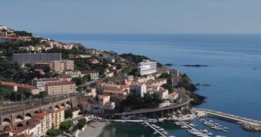 Cerbere kasabasının genel görünümü, Fransa 'daki Pirenes oryantasyonu. 