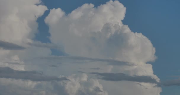 Σύννεφο Ουρανό Νότια Γαλλία Σύννεφα Ενάντια Στον Γαλάζιο Ουρανό — Αρχείο Βίντεο