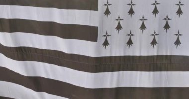 Rüzgarda dalgalanan Britanya bayrağı, Fransa