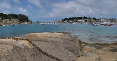 Tregastel tarafından Ploumanach limanı, Fransa, Brittany
