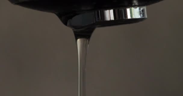Протекание Воды Крана — стоковое видео