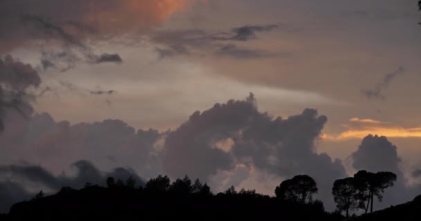 Θυελλώδης Ουρανός Και Ηλιοβασίλεμα Στη Νότια Γαλλία — Αρχείο Βίντεο