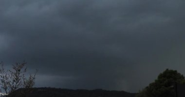 Fırtına sırasında yağmur yağıyor