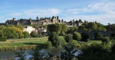 Carcassonne ve Pont Vieux Fransa, Aude nehrini geçiyor.
