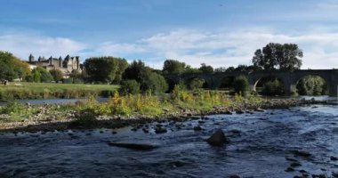 Carcassonne ve Pont Vieux Fransa, Aude nehrini geçiyor.