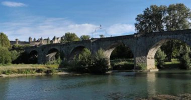 Carcassonne ve Pont Vieux Fransa, Aude nehrini geçiyor.