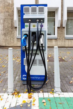 Şehirdeki elektrikli araba şarj istasyonunun önü. Panevezys Litvanya 4 Ekim 2021