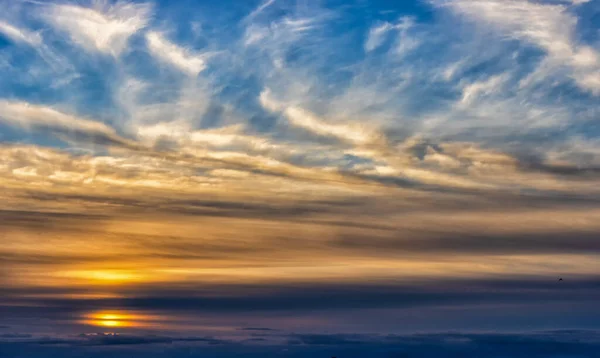 Herbst Sonnenuntergang Dunkler Himmel Hintergrund Mit Wolken Und Sonnenlicht — Stockfoto