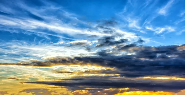 Herbst Sonnenuntergang Himmel Hintergrund Mit Verschiedenen Wolken Und Sonnenlicht — Stockfoto