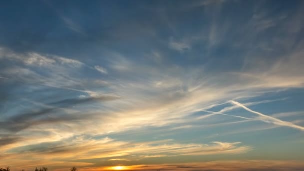 Herbst Sonnenuntergang Himmel Hintergrund Mit Verschiedenen Wolken Und Sonnenlicht Zeitraffer — Stockvideo