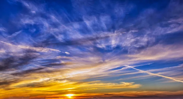 Ein Hintergrund Von Einem Schönen Herbst Sonnenuntergang Himmel Mit Flugzeugen — Stockfoto