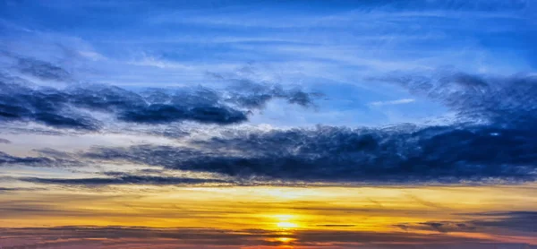 Herbst Sonnenuntergang Himmel Hintergrund Mit Verschiedenen Wolken Und Sonne — Stockfoto