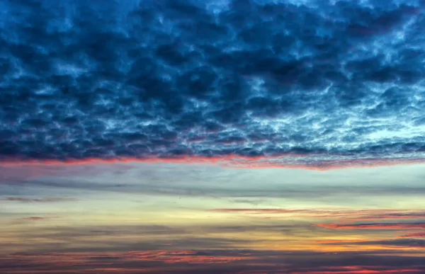 Herbstlicher Sonnenuntergang Vor Einem Sturm Mit Dunklen Wolken — Stockfoto
