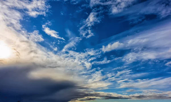 Dramatischer Himmelshintergrund Tagsüber Mit Der Sonne Vor Dem Regen — Stockfoto