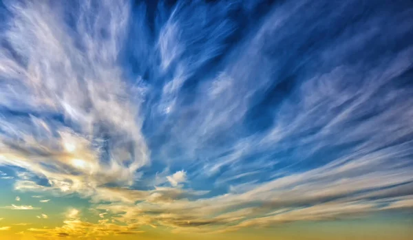 Himmelshintergrund Herbst Bei Sonnenuntergang Zusammensetzung Der Natürlichen Wolken — Stockfoto