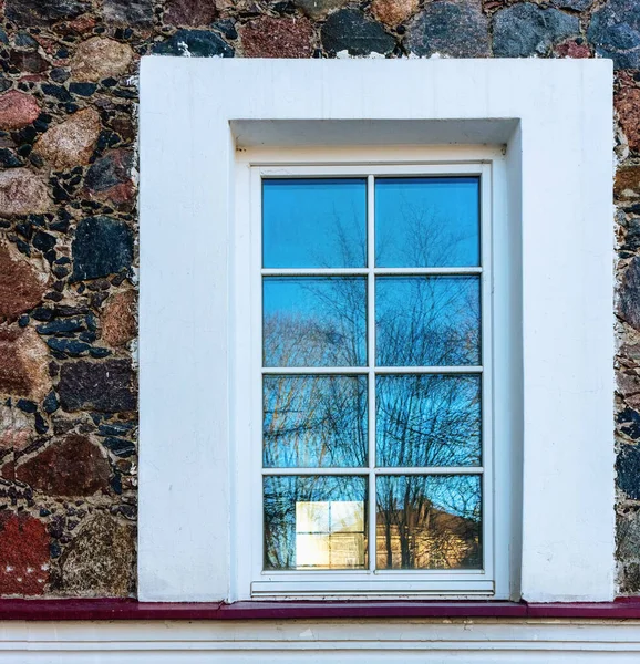Weißes Fenster Auf Einer Steinmauer Mit Spiegelungen Auf Dem Glas — Stockfoto