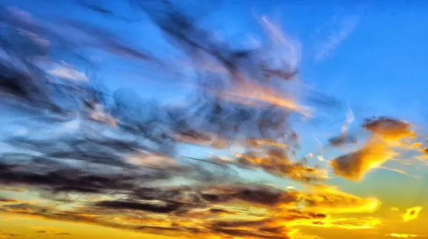 Herbst Sonnenuntergang Himmel Hintergrund Mit Wolken Verschiedenen Formen Und Farben — Stockfoto