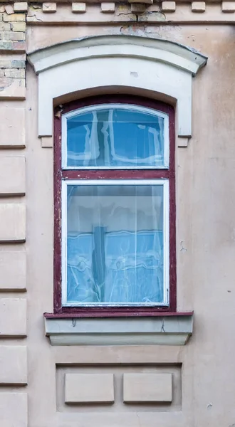 Bogenfenster Mit Vorhängen Ornamente Der Verputzten Wand — Stockfoto