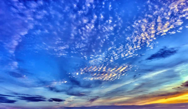 Landschaft Des Abendhimmels Mit Kleinen Wolken Und Der Verzögerung Des — Stockfoto