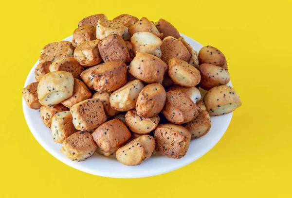 Monte Batatas Fritas Natal Com Papoilas Prato Fundo Amarelo — Fotografia de Stock