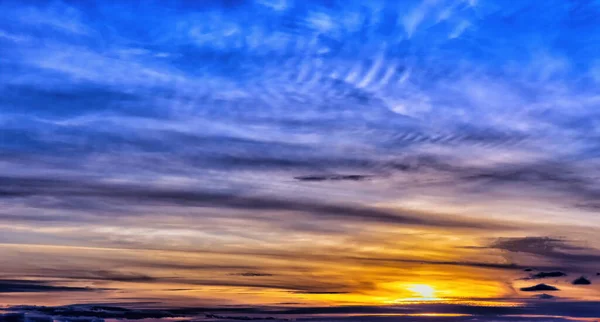 Herbst Sonnenuntergang Himmel Hintergrund Abend Mit Wolken Verschiedenen Formen Und — Stockfoto