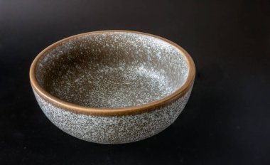 Sos için koyu arkaplanda seramik gri bir kase.