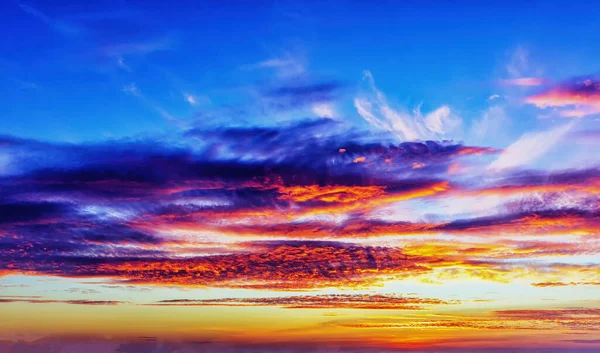 Der Abendhimmel Bei Sonnenuntergang Mit Dramatischen Roten Wolken — Stockfoto
